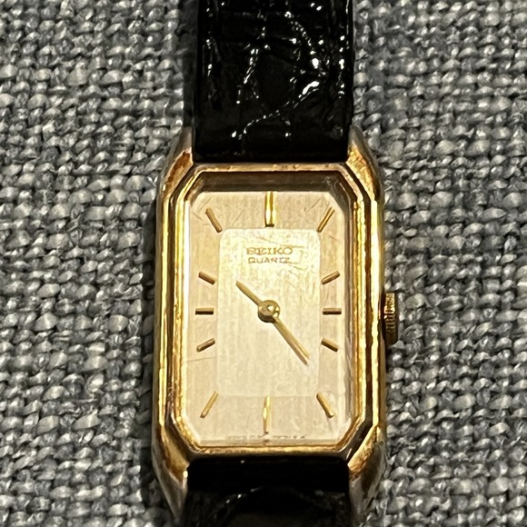 Vintage Seiko Quartz Tank Gold Tone Dainty Rectangular Ladies Watch New Battery - Picture 1 of 5